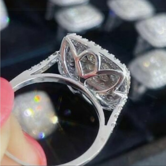 New Women’s 925 Silver Beautiful Luxury Diamond Ring - Picture 3 of 8